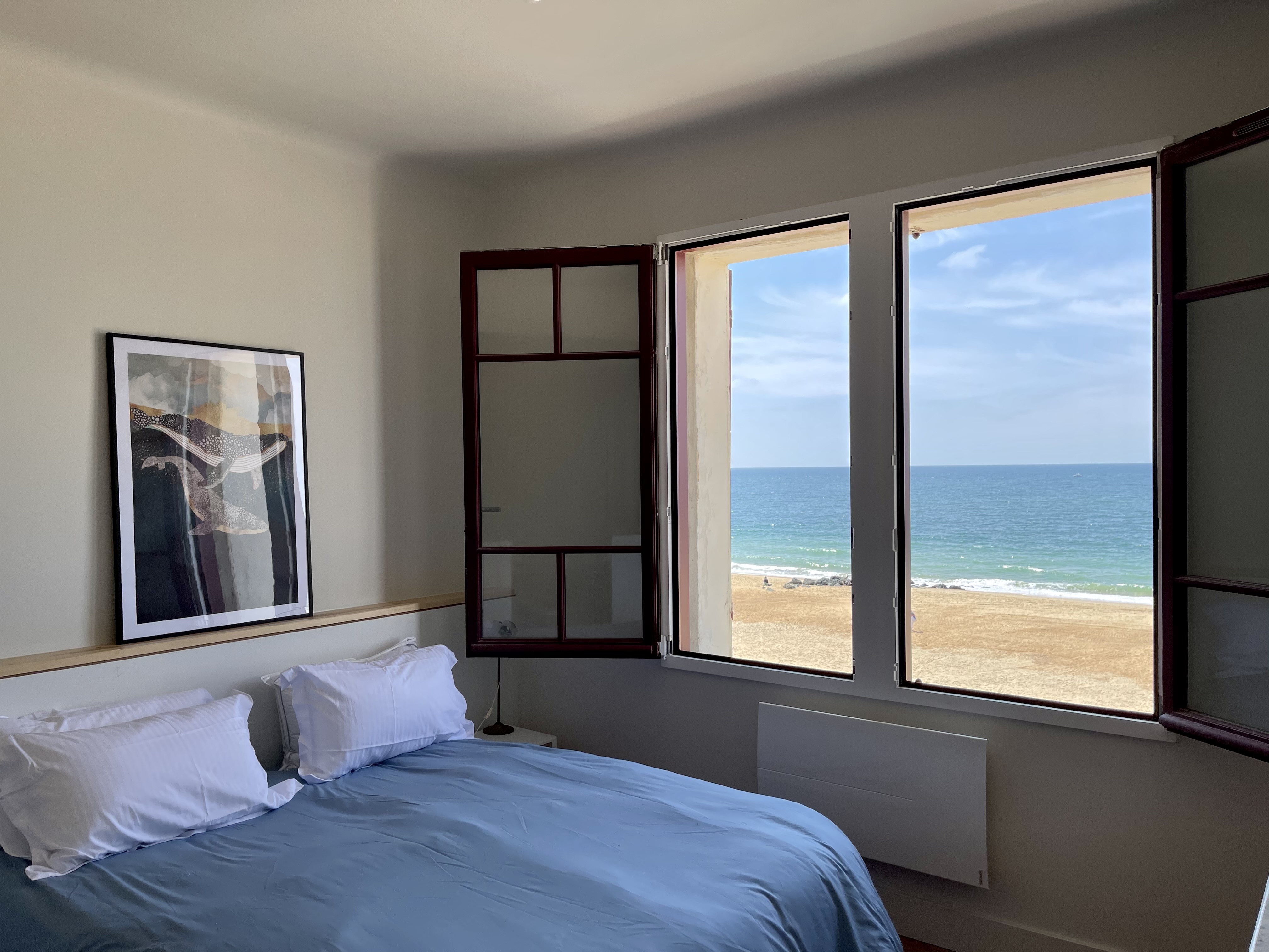 Bedroom with double bed and view on the beach